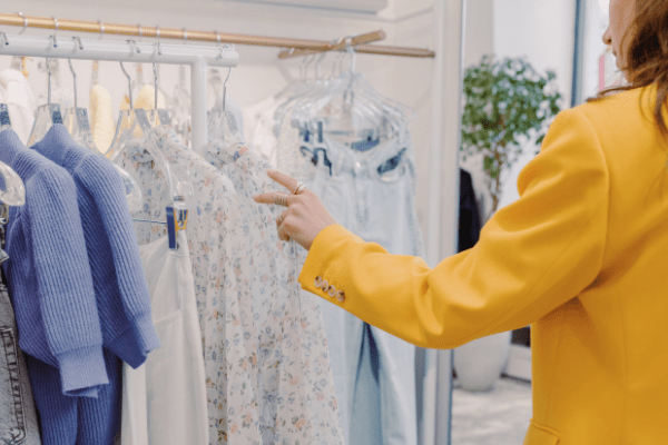 mulher_verificando_roupas